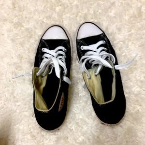 Adorable black high top converse!